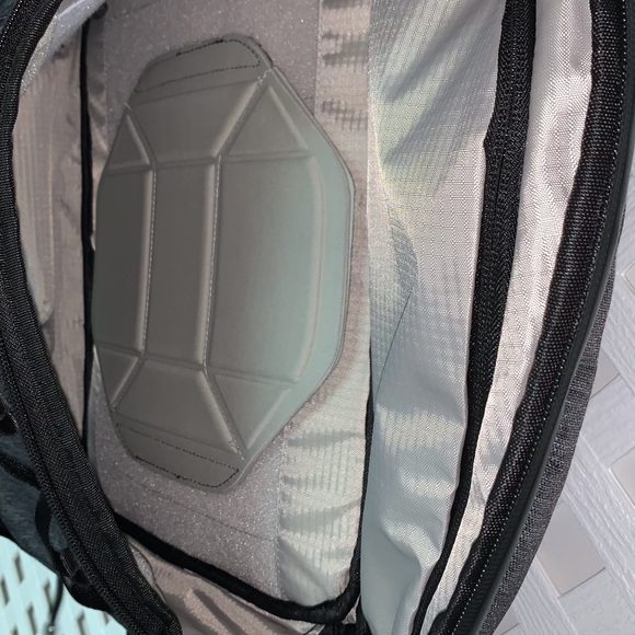 NWT Lotile Camera Backpack with Raincover - Picture 12 of 12